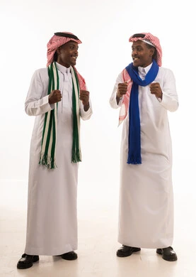 رجال أفارقة بالزي السعودي التقليدي وأوشحة رياضية