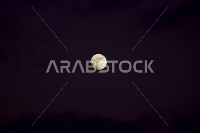 صورة للقمر من بعيد في وسط الليل في السماء ، ضوء القمر ليلا ، القمر الساطع في السماء ليلا 