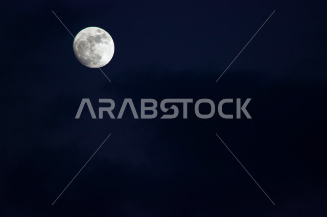 صورة للقمر من بعيد في وسط الليل في السماء ، ضوء القمر ليلا ، القمر الساطع في السماء ليلا 