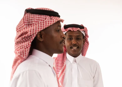 رجلان سعوديان بالزي التقليدي والثوب الأبيض
