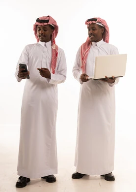 رجال سعوديون يستخدمون لابتوب وهاتف ذكي بخلفية بيضاء