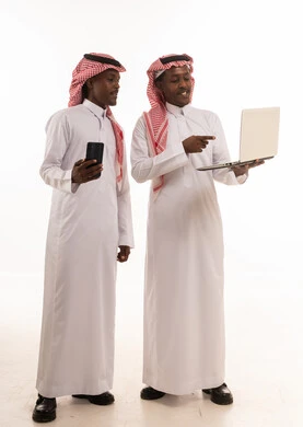 رجال سعوديون من أصول أفريقية يستخدمون اللابتوب