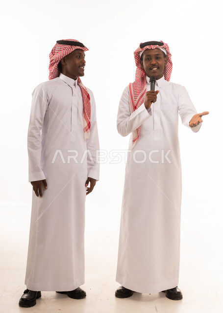 رجال أفارقة بالثوب السعودي مع ميكروفون