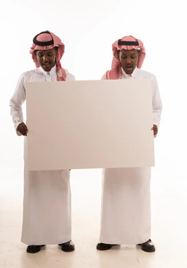 رجال سعوديون يحملون لوحة بيضاء فارغة بخلفية بيضاء