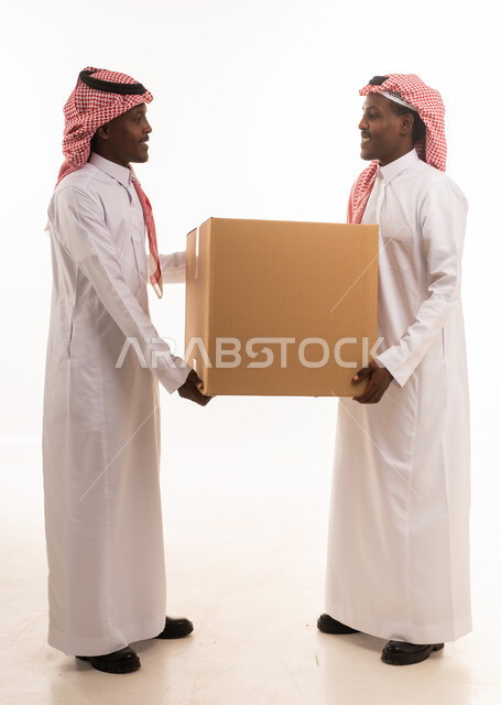 رجال سعوديون يحملون صندوق شحن على خلفية بيضاء