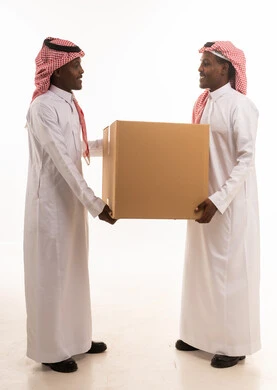 رجال سعوديون يحملون صندوق شحن على خلفية بيضاء