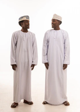 رجلان عمانيان باللباس التقليدي الدشداشة والكمة