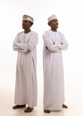 رجال عمانيون بالزي التقليدي على خلفية بيضاء