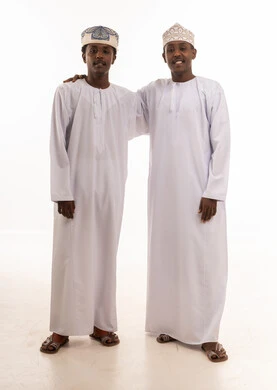 رجلان عمانيان بالزي التقليدي العماني والدشداشة