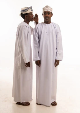 رجلان عُمانيان بالزي التقليدي يهمسان بسر