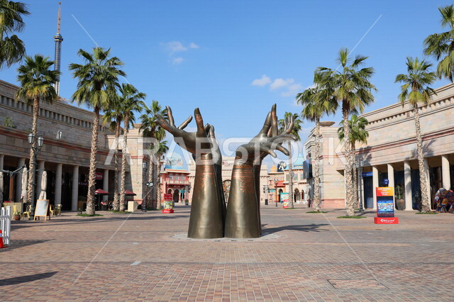 تمثال لاربع اذرع مزينة بالحناء ، منطقة بوابة الهند في ريفرلاند دبي ، تحفة فنية للحضارة الهندية  ، مناطق ترفيهية في دبي، الاماكن السياحية في الامارات