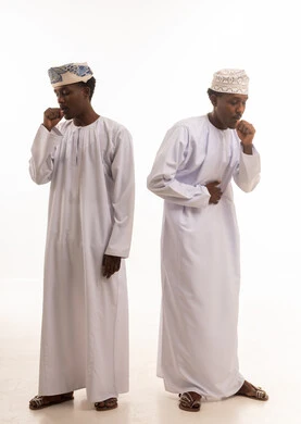 رجال عمانيون يسعلون بالدشداشة والكمة العمانية