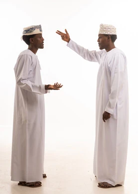 رجال عمانيون بالزي التقليدي يتجادلون على خلفية بيضاء