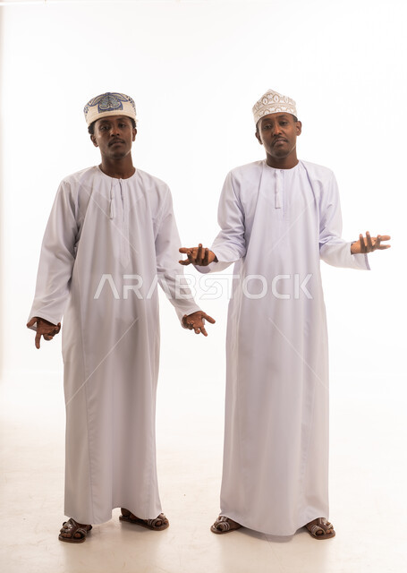 رجلان عمانيان بالزي التقليدي وإيماءات اليد