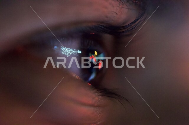 صورة لعين الانسان وانعكاس الضوء على العدسة ، الرؤية والنظر ، حاسة البصر ، التمعن والتركيز 