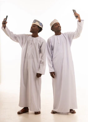 رجال عمانيون يلتقطون صور سيلفي في الاستوديو