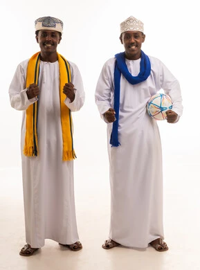 رجال عمانيون بالزي التقليدي مع كرة قدم