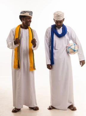 رجال عمانيون بكرة القدم في استوديو تصوير احترافي