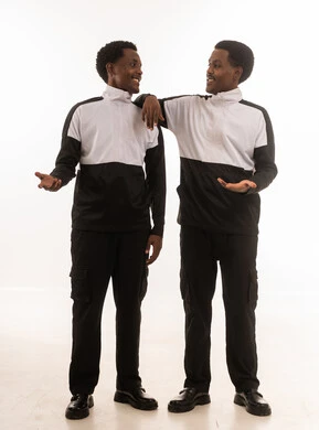 رجلان عمانيان يرتديان ملابس رياضية بخلفية بيضاء