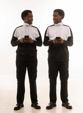 رجال عمانيون مع هواتف ذكية على خلفية بيضاء