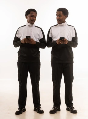 رجال عمانيون يستخدمون الهواتف الذكية بخلفية بيضاء