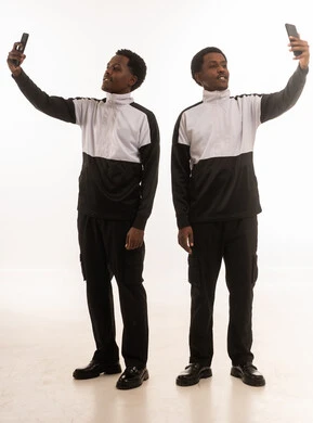 رجال عمانيون يلتقطون صور سيلفي بالهاتف في الاستوديو