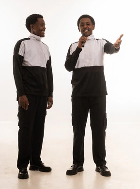 رجال عمانيون يتحدثون عبر ميكروفون في استوديو