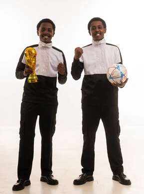 رجال سعوديون يحتفلون بفوز كرة القدم مع الكأس