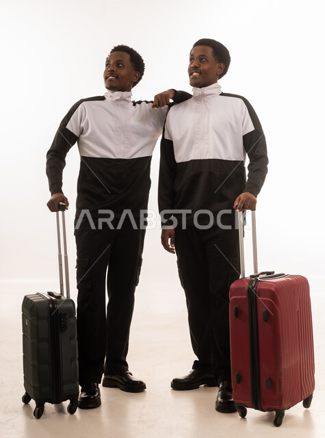 رجلان عمانيان مع حقائب سفر في الاستوديو