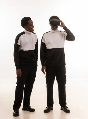 رجال عمانيون يستخدمون نظارة الواقع الافتراضي في استوديو