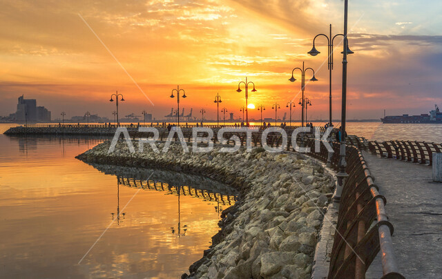 ممشى على احد سواحل مدينة الكويت  ، الغروب على شواطئ المدينة ، معالم الكويت ، اماكن سياحية  