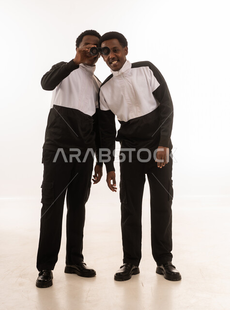 رجال عمانيون بزي موحد مع عدسة كاميرا في استوديو