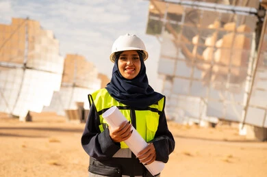 مهندسة سعودية في محطة طاقة شمسية