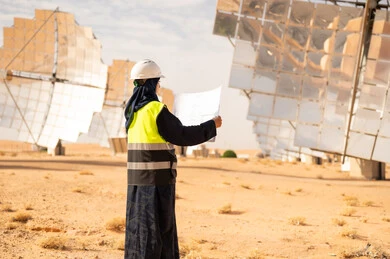 مهندسة سعودية في محطة طاقة شمسية بالصحراء