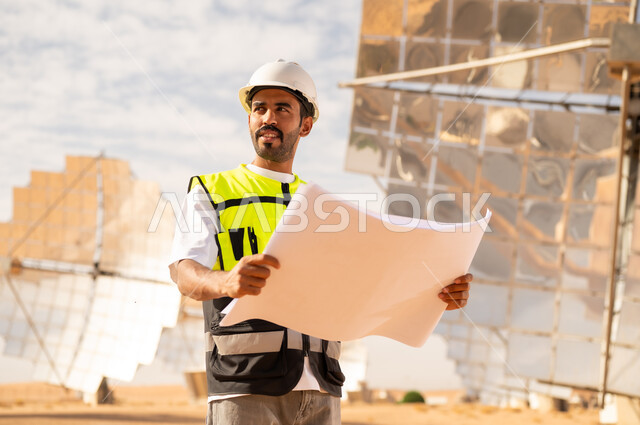 مهندس سعودي في محطة طاقة شمسية مع مخطط