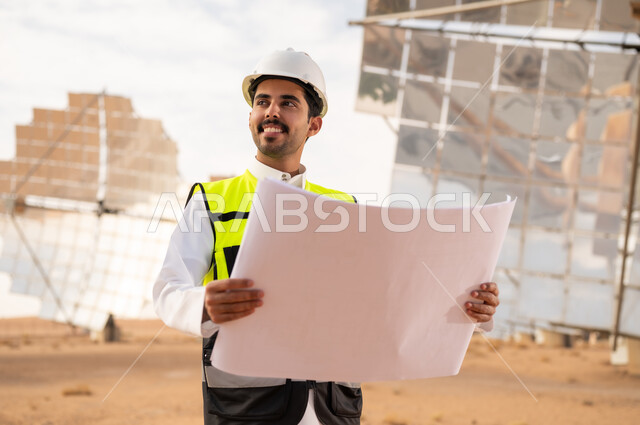 مهندس سعودي في محطة طاقة شمسية مع مخطط