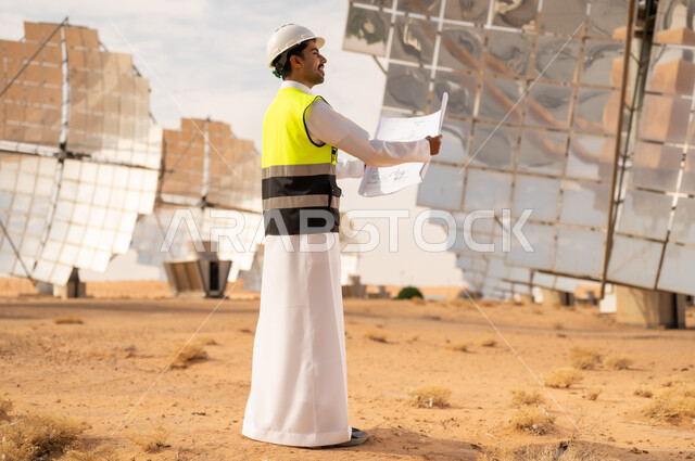 مهندس سعودي يراجع المخططات في محطة طاقة شمسية