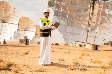 مهندس سعودي في محطة طاقة شمسية بالصحراء