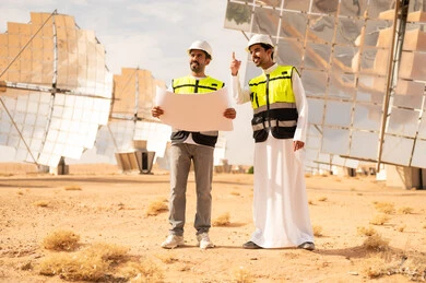 مهندسون عرب مع مخطط في محطة طاقة شمسية