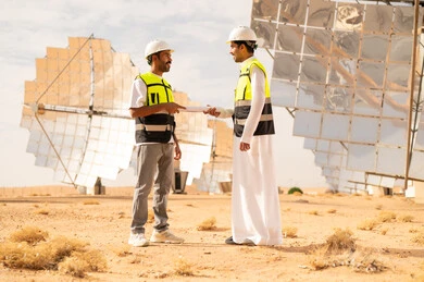 مهندسون عرب في محطة طاقة شمسية صحراوية