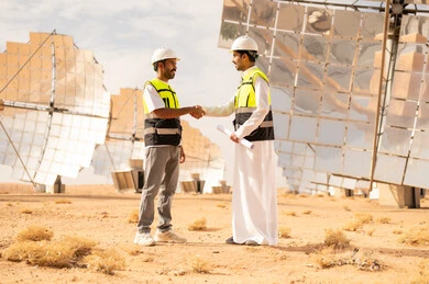 مصافحة مهندس وعامل عربي في محطة طاقة شمسية