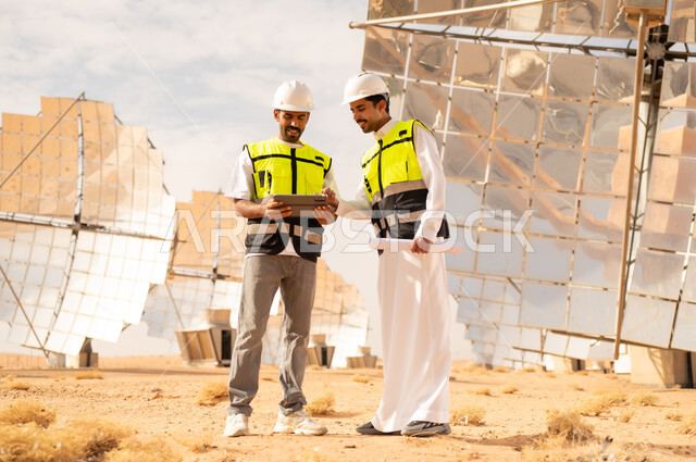 مهندسون سعوديون يعملون في محطة الطاقة الشمسية الصحراوية