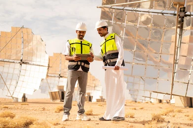 مهندسون سعوديون يعملون في محطة الطاقة الشمسية الصحراوية