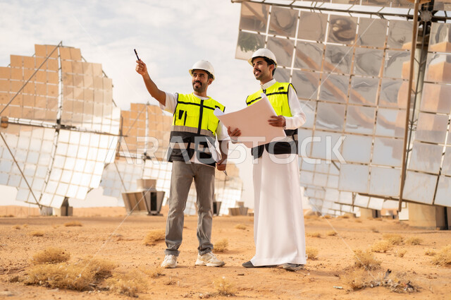 مهندسون سعوديون في محطة طاقة شمسية في الصحراء