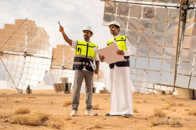 مهندسون سعوديون في محطة طاقة شمسية في الصحراء
