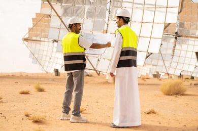 مهندسون سعوديون في محطة طاقة شمسية بالصحراء
