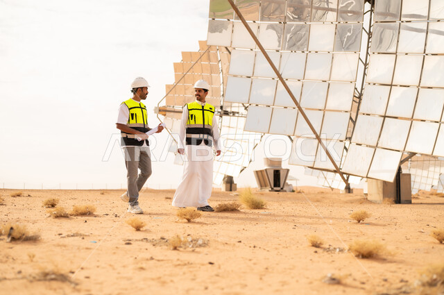 مهندسون سعوديون في محطة طاقة شمسية بالصحراء