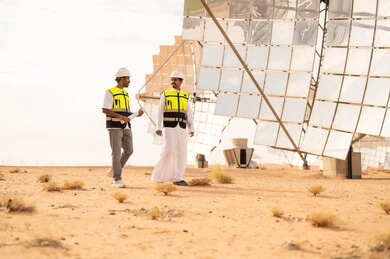 مهندسون سعوديون في محطة طاقة شمسية بالصحراء