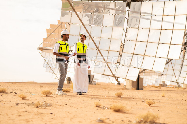 مهندسون سعوديون في محطة طاقة شمسية بالصحراء