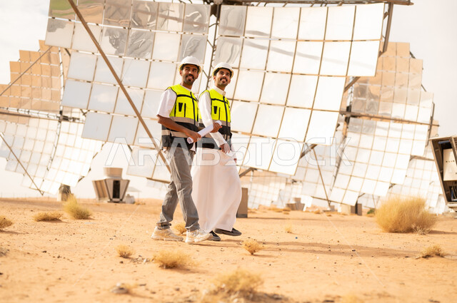 مهندسون سعوديون في محطة طاقة شمسية بالصحراء
